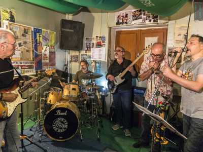 ...abbiamo chiacchierato con i due fondatori: Gino Giangregorio (chitarra) e Dino Panza (armonica), ai quali si aggiungono nel gruppo il bassista Luigi Catella, il cantante Gaetano Quarta e il batterista Marco Barile